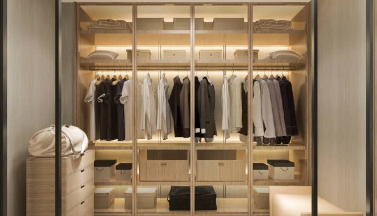 Walk-in closet de madera con iluminación integrada