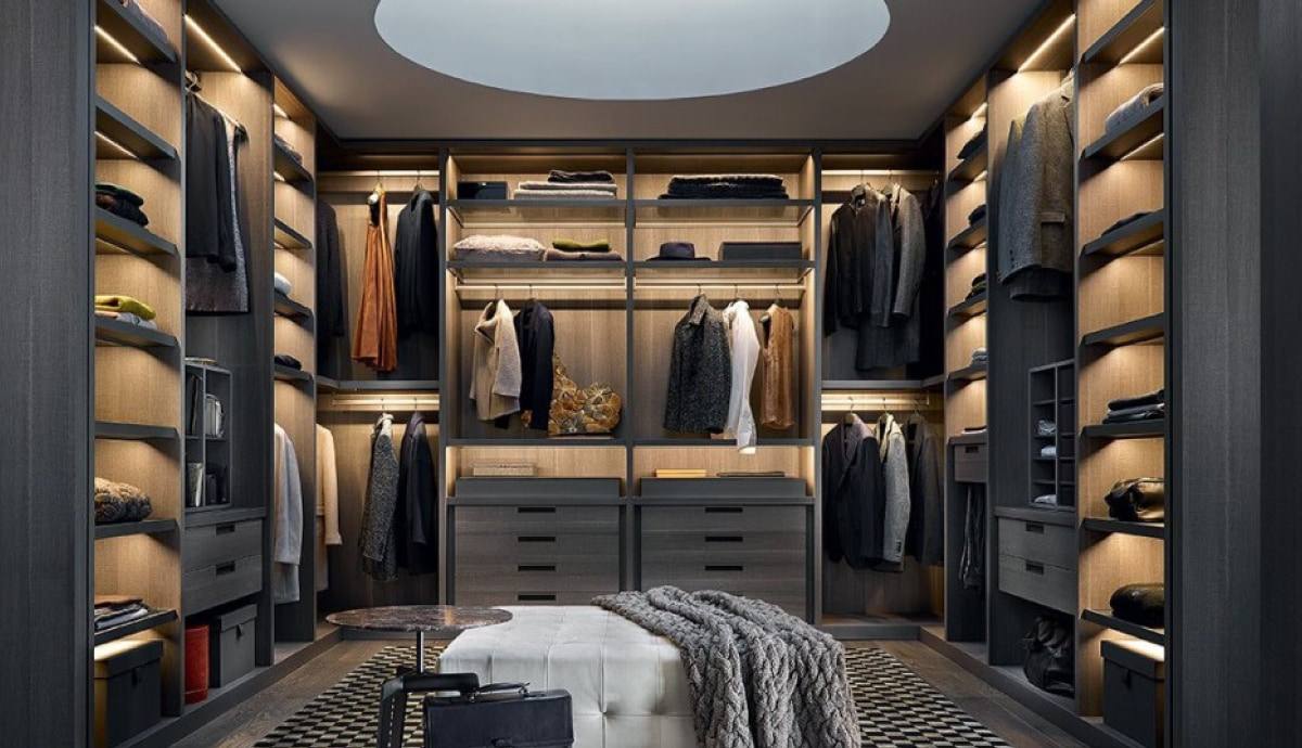Walk-in closet oscuro con tragaluz e iluminación LED
