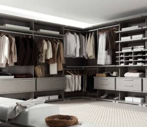 Walk-in closet gris con cajoneras y repisas