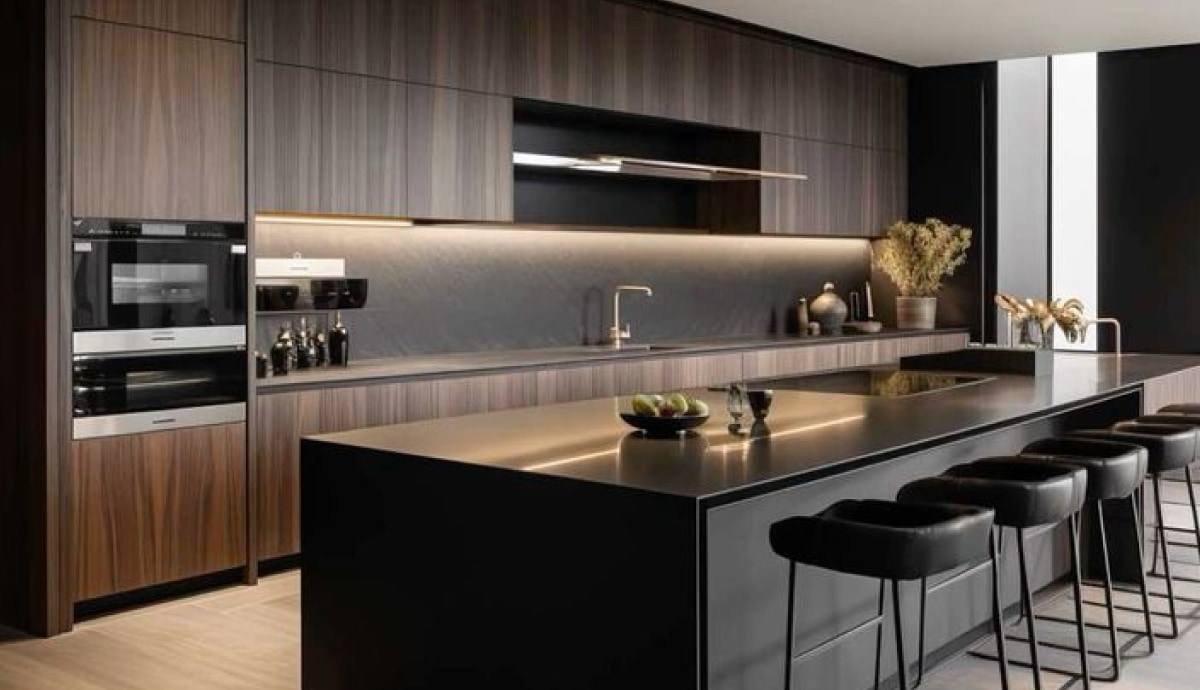Cocina integral oscura con isla negra y frentes de madera