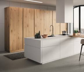 Cocina con isla blanca y alacena de madera de piso a techo