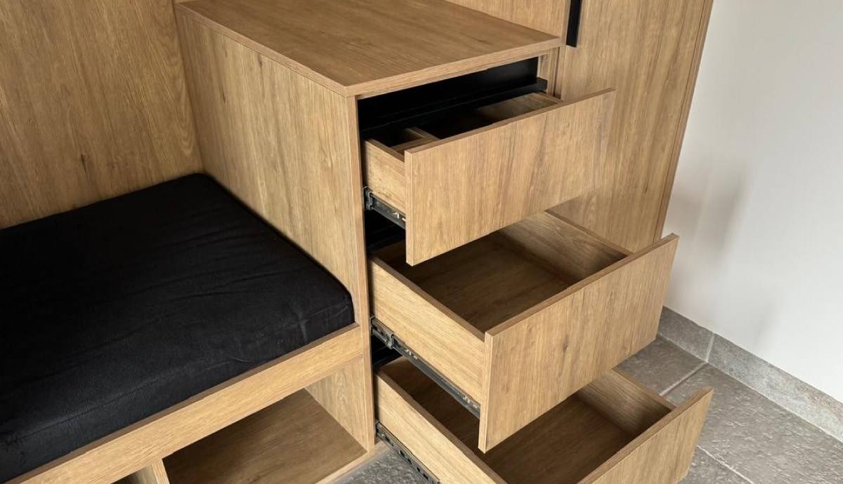 Mueble de madera a la medida con cajones y banca integrada