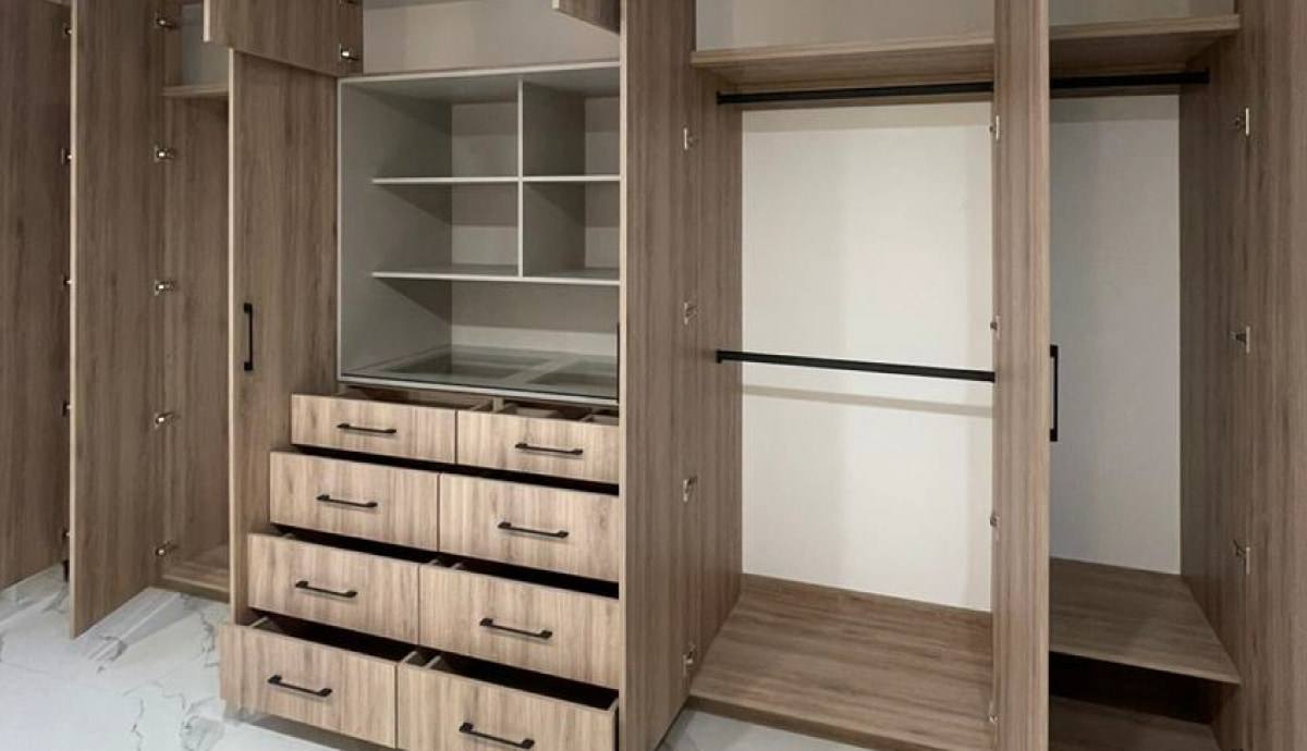 Closet de madera con cajonera y entrepaños