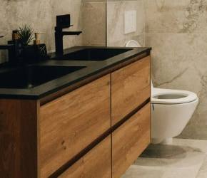 Mueble de baño de madera con cubierta negra