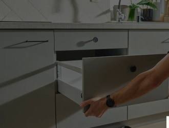 Instalación de cajón con correderas en una cocina