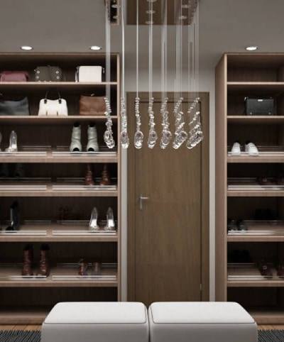 Walk-in closet con zapatera y repisas de madera