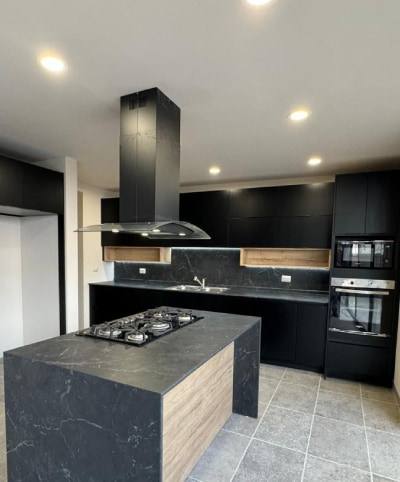 Cocina integral negra con isla de piedra